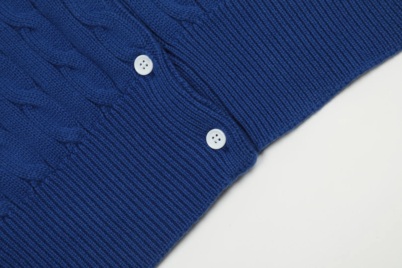🅿️176 "Top quality" Style number: DS021# (not off the shelves all year round) [Ralph Lauren round neck cardigan solid color pony embroidered logo knitted short sleeves] ✅Ralph Lauren classic basic versatile all-season cardigan knitted short sleeves ✅Main supplier platform live broadcast Wholesale entities Replenish when out of stock Not off the shelves ✅ZP quality 1:1 version Scan the code to enter the GF website Counter quality ✅Details and quality are the only one in Guangzhou. Imported quality cotton yarn, focusing on high-end, cost-effective. Needless to say good quality. ✅The version is restored to the original order. The maximum size can be worn up to 160 pounds. Loose, comfortable and stress-free.